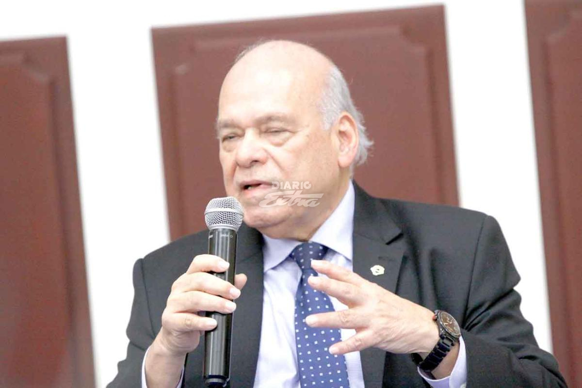 Un hombre en traje con la mano en la cara
Descripción generada automáticamente con confianza media